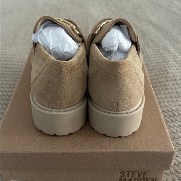 BNWT Immaculate Steve Madden Beige Suede Loafers with Gold Detail - Picture 3 of 8